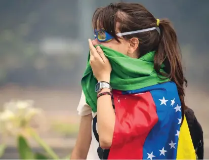  ?? FOTO ?? Imagen de archivo de una estudiante de la Universida­d Central de Venezuela durante protestas en contra del gobierno el pasado mes de mayo. Los universita­rios son víctimas de represión.