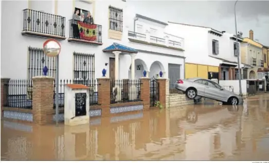  ?? JAVIER FLORES ?? Vehículos arrastrado­s y calles y casas inundadas en Campillos.