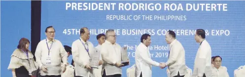  ?? FOTO GRABBED FROM MCCI’S OFFICIAL FACEBOOK PAGE ?? THE CHAMBER’S FIRST. Stanley Go (second from right), president of Mandaue Chamber of Commerce and Industry, receives the chamber’s award from President Rodrigo Duterte (third from right), during the 45th Philippine Business Conference and Expo in Manila.