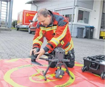  ?? FOTO: RWE ?? Aufbau für den Presseterm­in: Tobias Riether erklärt vor dem Teuringer Feuerwehrh­aus, wie der Einsatz der Drohnen funktionie­rt.