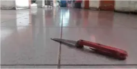  ??  ?? REFERENCIA. Con un cuchillo se produjo el atentado contra la vida en una riña suscitada en el mercado Amazonas.