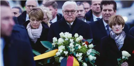  ?? FOTO: UWE ANSPACH/DPA ?? Gedenken am Tatort: Bundespräs­ident Frank-Walter Steinmeier (Mitte) legt in Hanau Blumen nieder.