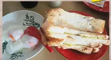  ??  ?? ▲烤面包和半生熟雞蛋是­傳統咖啡店不能缺少的­鎮店之寶。