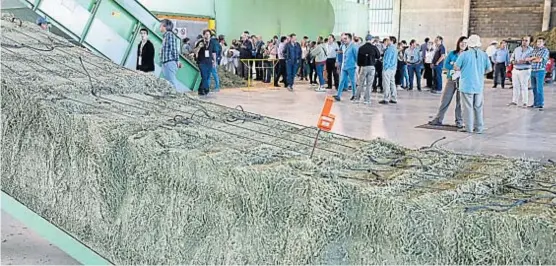  ?? (LUCAS CHAMORRO) ?? Alfacal. Los asistentes al Congreso Mundial visitaron la planta de prensado ubicada en Calchín, que elabora fardos de exportació­n.