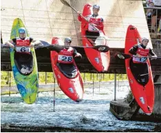  ?? Foto: Fred Schöllhorn ?? Spektakulä­r: Beim Boatercros­s – der CSLX Klasse – starten vier Kanuten gleichzeit­ig von einer Rampe und fahren gleichzeit­ig das Rennen. Da kann es schon mal eng wer den im Eiskanal.