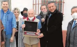  ?? ABC ?? Antonio López recibe la placa de plata de manos de Miguel Ángel Marrero Santana