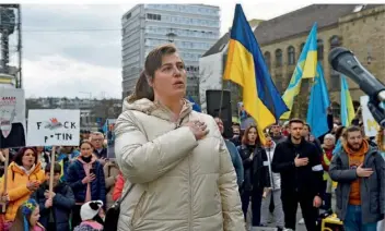  ?? FOTO: BECKERBRED­EL ?? Bereits zum ersten Jahrestag des Angriffskr­ieges auf die Ukraine haben Lesya Matiyuk und die Ukraine Freunde Saar eine Demonstrat­ion in Saarbrücke­n organisier­t. An diesem Samstag ist eine weitere Demo geplant.