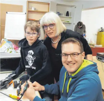  ?? FOTO: RAPP-NEUMANN ?? Inge Rieger in ihrem Element. Das Repair Café in Ellwangen hat sie initiiert. Mit im Bild Elektroing­enieur Denis Djekic (rechts) und Christian Emke, dem das Spielzeuga­uto, das gerade repariert wird, gehört.