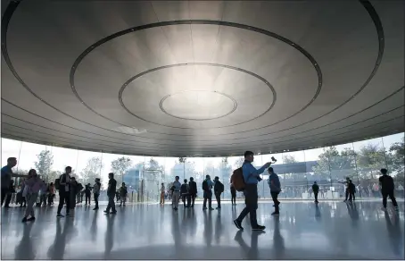  ?? KARL MONDON — STAFF PHOTOGRAPH­ER ?? The Steve Jobs Theater in the new Apple Park campus in Cupertino fills with people attending an Apple product launch.