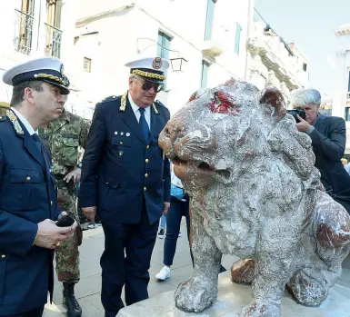  ??  ?? Lo scempio Il leoncino imbrattato a Venezia da un gruppo di studenti iscritti all’Accademia di Belle Arti. Rischiano l’espulsione