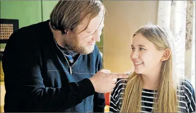  ?? Foto: catarin Portin ?? tv-premiär. Lauri Maijala och Linnea Skog som far och dotter.