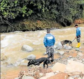  ?? Fotos: FC / EXTRA ?? Hasta con perros buscaban el cuerpo del joven desapareci­do en un río orense.