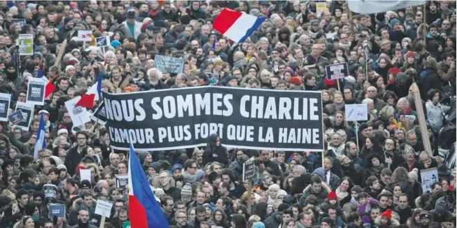  ?? © ERIC GAILLARD / REUTERS ?? Dimanche 11 janvier, à la suite de l’assassinat de la rédaction de Charlie Hebdo, les Français se sont ressoudés comme jamais depuis la Libération : quelque 4 millions de personnes ont participé aux rassemblem­ents, à Paris comme dans les métropoles...