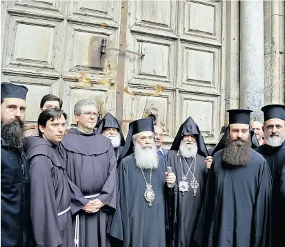  ??  ?? Der griechisch-orthodoxe Patriarch Theophilos III. (Mi.) und andere Kirchenobe­re vor der Grabeskirc­he.