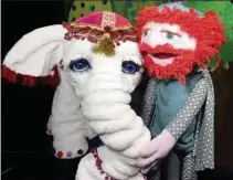  ??  ?? Szene mit den beiden Titelfigur­en aus dem jüdischen Puppenthea­ter „Isaak und der Elefant Abul Abbas“. Foto: Theater Bubales