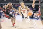  ?? ALEX MENENDEZ/GETTY IMAGES ?? Florida guard Chris Chiozza drives past Incarnate Word’s Jalin Hart during Friday’s game in Gainesvill­e.