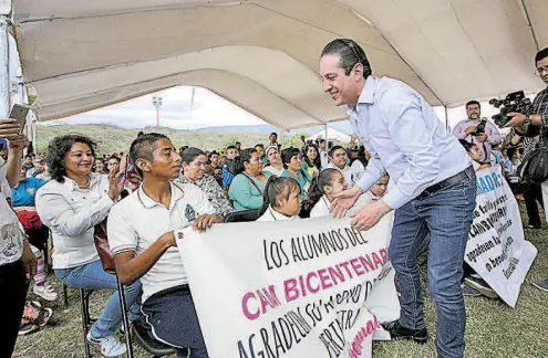  ??  ?? Francisco Domínguez Servién inauguró la Unidad Deportiva de Jalpan de Serra la primera en su tipo de la región./Hugo
Camacho