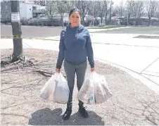  ?? BELHÚ SANABRIA / LA RAZA ?? Juana Medrano recibió comidas gratuitas para sus tres hijos que estudian en la escuela primaria Newton Bateman en el barrio de Irving Park.