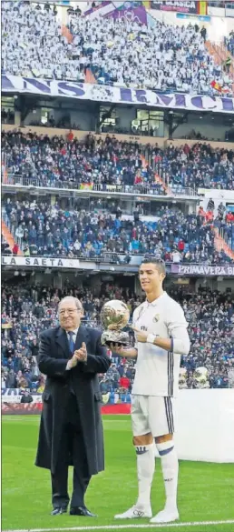  ??  ?? GENTO, PRESIDENTE DE HONOR. Le dio a Cristiano su Balón de Oro.