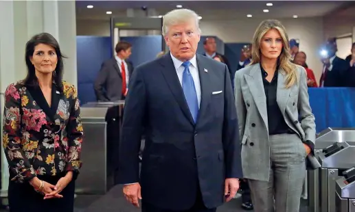  ?? (Bebeto Matthews/Ap) ?? Con Melania L’ambasciatr­ice americana all’Onu Nikki Haley, 46 anni, il presidente americano Donald Trump, 71, e la first lady Melania, 47