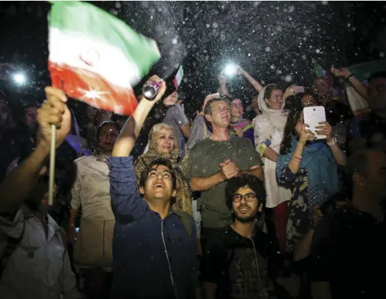  ?? AP ?? Un grupo de iraníes festejaron, en julio del 2015, la firma del acuerdo nuclear con seis potencias mundiales.