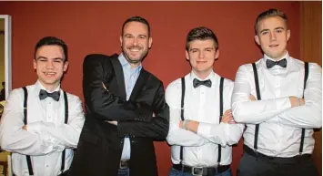  ?? Foto: Leonhard Waldmann ?? Die Champions vom internatio­nalen Butlins Mineworker­s Brass Festival in Siegerpose: Philipp Klotz, Dirigent und musikalisc­her Leiter Benjamin Markl, Constantin Waldmann und Bandmanage­r Lars Ludwig (von links).