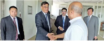  ??  ?? Milinda Moragoda welcoming Dr. Fu Mengzi, Vice President and Research Professor and Doctoral Advisor - CICIR,