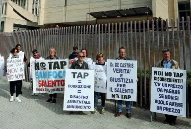  ??  ?? L’ultima protesta I cartelli dei No Tap esposti il 26 ottobre scorso dinanzi al Tribunale di Lecce