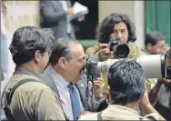  ??  ?? El diputado Jorge Carlos Ramírez Marín convive con periodista­s que acudieron a la aprobación del presupuest­o de egresos de 2018
