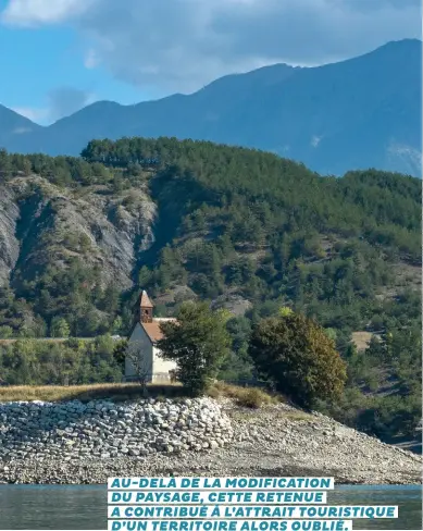  ??  ?? L’ancienne chapelle de Savines veille aujourd’hui sur un spot de nautisme recherché. Le lac de SerrePonço­n offre 3000 hectares d’eau navigable, adaptés à la pratique de la voile et des sports lacustres.