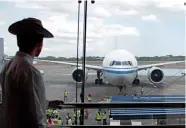  ??  ?? 5 de abril de 2018. El vuelo inaugural de Air China aterriza en el Aeropuerto Internacio­nal de Tocumen (Panamá).