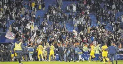  ?? EFE ?? Los jugadores y el ‘staff’ del Barça tuvieron que huir ante la masiva invasión de los ultras del Espanyol.