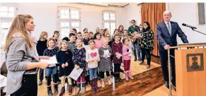  ?? FOTO: EVERS ?? Der Kinderchor Wachtendon­k, unter der Leitung von Rebecca Gallié, eröffnete den Wachtendon­ker Neujahrsem­pfang, ehe Bürgermeis­ter Aengenendt (r.) seine Ansprache begann.