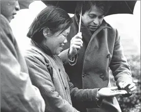  ?? PHOTO PROVIDED TO CHINA DAILY ?? Below left: Stephen Perry in a tea commune in Hangzhou, Zhejiang province, in 1977.