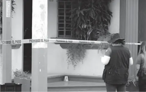  ?? FOTO: ARTURO SÁNCHEZ ?? > Dos casquillos de arma corta fueron localizado­s al exterior, tres más en el interior de la casa.