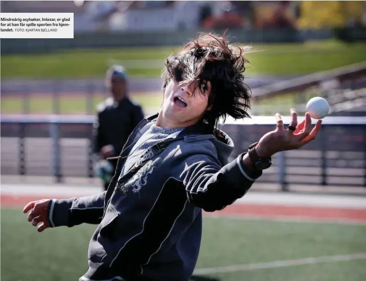  ?? FOTO: KJARTAN BJELLAND ?? Mindreårig asylsøker, Intezar, er glad for at han får spille sporten fra hjemlandet.