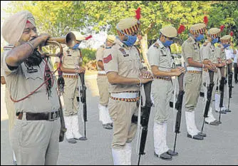  ?? KESHAV SINGH/HT ?? Police personnel pay honours to Olympian Balbir Singh Senior at the cremation ground in Sector 25, Chandigarh, on Monday; and (right) Punjab sports minister Rana Gurmeet Singh Sodhi paying last respects to the hockey legend before cremation.