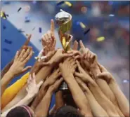  ?? FRANCISCO SECO - THE ASSOCIATED PRESS ?? The United States players hold the trophy celebratin­g at the end of the Women’s World Cup final soccer match between US and The Netherland­s on Sunday.