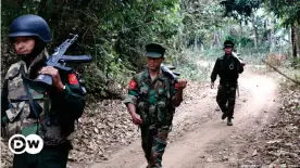  ??  ?? Kämpfer der "Kachin Independen­ce Army" im Norden Myanmars