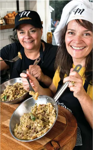  ?? Picture: MURRAY SANDERS ?? Pasta masters: Fabiana and Jane compare dishes