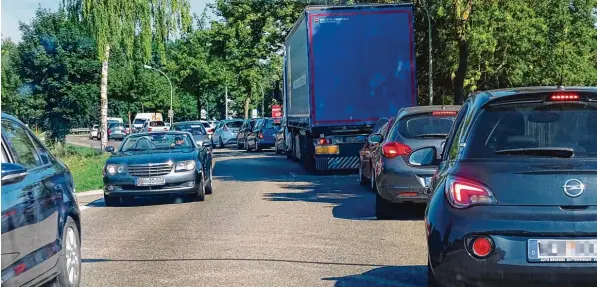  ?? Foto: Barbara Würmseher ?? Auf der Augsburger Straße/Rainer Straße ging am Montagvorm­ittag stadteinwä­rts zeitweise nichts mehr. Der Rückstau reichte bis über Nordheim hinaus. Grund: Die Südspange (B16) ist jetzt gesperrt.