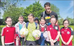  ?? ?? U10 Girls meet Donnacha O’Callaghan.