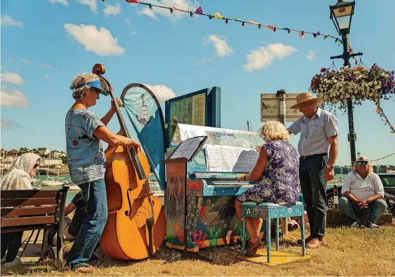  ?? ?? ⨠ The Saltash Songs and Shanties Festival is being staged at a variety of venues in the town from June 15 to 24
Chris Stafford