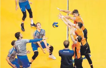  ?? FOTO: DPA/GREGOR FISCHER ?? Dreimal in Folge scheiterte der VfB Friedrichs­hafen im Finale um die deutsche Volleyball-Meistersch­aft am Dauerrival­en Berlin. Der geht mit einem neuen Trainer in die Saison.