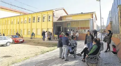  ??  ?? Padres y alumnos a la salida, ayer, del colegio Luis Vives, en San Roque.