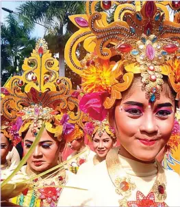  ??  ?? PAWAI TAHUNAN: Pelajar dengan gembira mengikuti karnaval 17-an keliling Kota Banyuwangi. RENDRA KURNIA/ JAWA POS RADAR BANYUWANGI