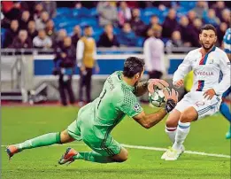  ??  ?? Endstation Buffon! Der 38 Jahre alte Juventus-Keeper lieferte in Lyon eine überragend­e Vorstellun­g ab.