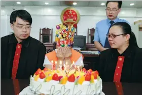  ?? JI ZHE / FOR CHINA DAILY ?? A boy surnamed Zhang, 17, is moved to tears when judges celebrate his birthday as he stands trial at a juvenile court in Zaozhuang, Shandong province. Legal experts called for greater protection of minors’ privacy following a much-hyped criminal case...