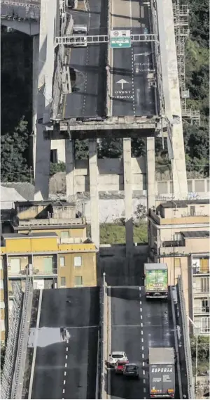  ?? BILD: SN/AP ?? Auch Italiens bröckelnde Infrastruk­tur – hier die eingestürz­te Morandi-Brücke in Genua – dient als ein Argument für die Budgetausw­eitung.