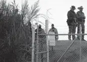  ?? ERIC GAY AP FILE ?? Texas troopers stand near a “No Trespassin­g” sign at Shelby Park in Eagle Pass, Texas, in August.